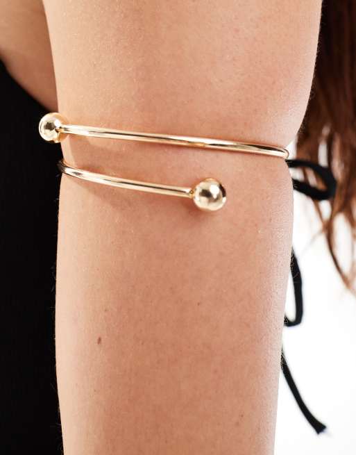 ASOS DESIGN - Bracciale rigido dorato con design avvolgente e sfere alle estremità, 4 di 4