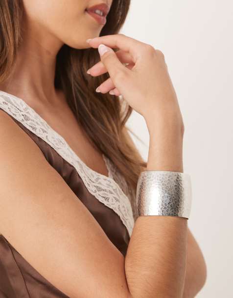 ASOS DESIGN - Bracciale rigido grande con design martellato color argento - view 1