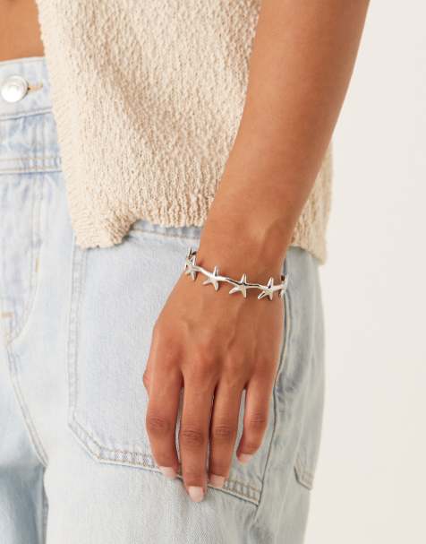 ASOS DESIGN - Bracciale rigido in acciaio inossidabile resistente all'acqua argentato con dettagli a forma di stelle marine piccole - view 1