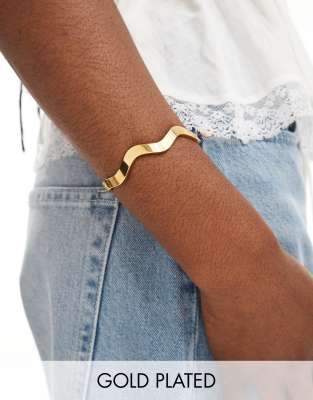 ASOS DESIGN - Bracciale rigido in acciaio inossidabile resistente all'acqua color oro con design ondulato