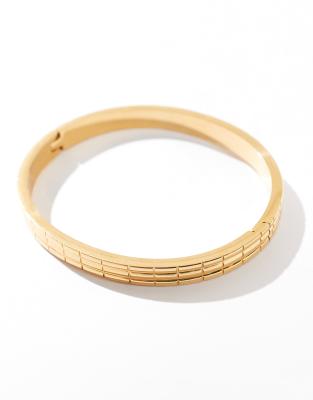 ASOS DESIGN - Bracciale rigido in acciaio inossidabile resistente all'acqua dorato con dettaglio inciso