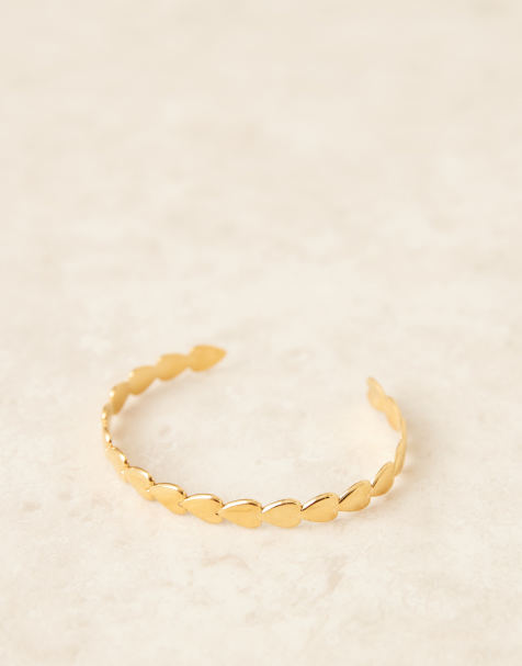 ASOS DESIGN - Bracciale rigido in acciaio inossidabile resistente all'acqua dorato con maglie a forma di cuore - view 1