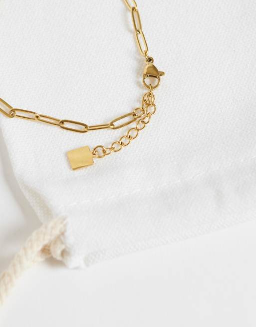 ASOS DESIGN bracelet chaîne maille papier à breloques en acier inoxydable aspect doré avec pochette cadeau, 2 de 3