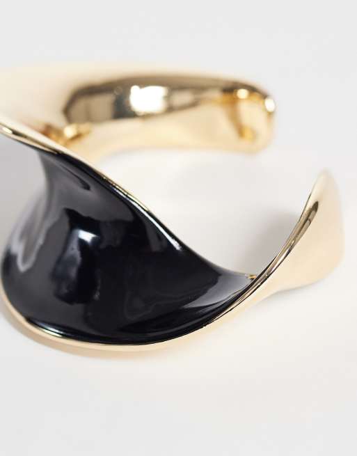 ASOS DESIGN bracelet manchette à motif torsadé en émail noir et finition dorée, 2 de 3