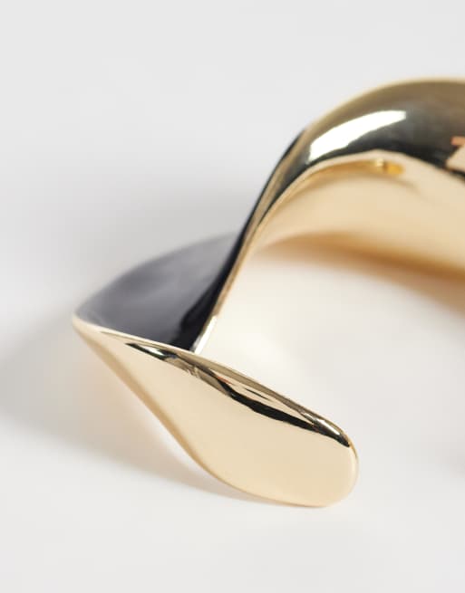 ASOS DESIGN bracelet manchette à motif torsadé en émail noir et finition dorée, 3 de 3