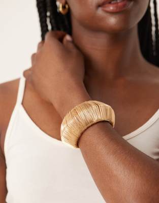 ASOS DESIGN - Bracelet rigide effet fil barbelé - Doré