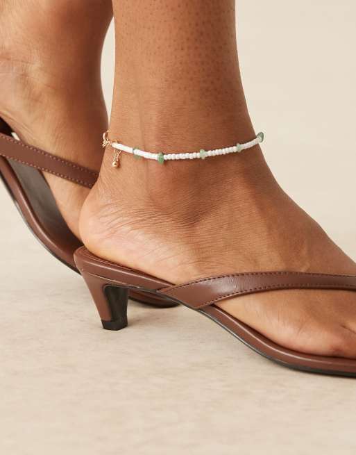 ASOS DESIGN – Bransoletka na kostkę z zielonymi kamieniami półszlachetnymi i białymi koralikami