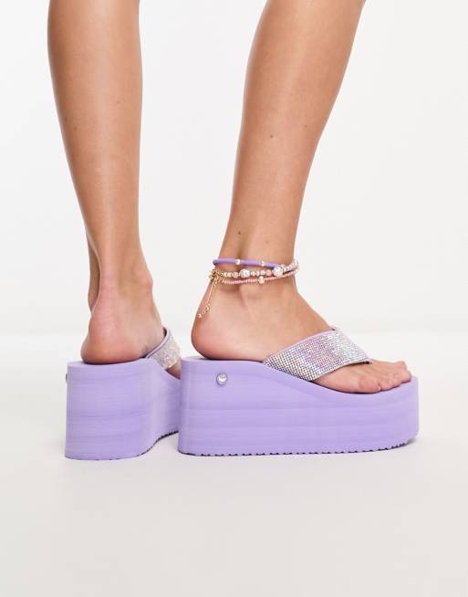 ASOS DESIGN – Bratz – Verzierte Zehenstegsandalen in Flieder mit Keilabsatz, 3 von 4