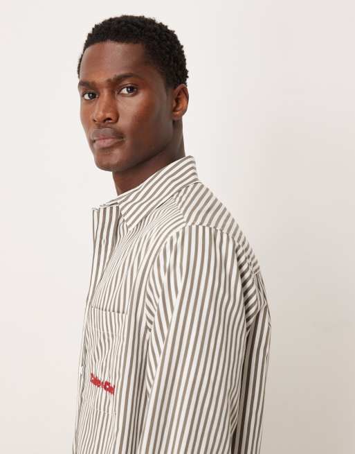 ASOS DESIGN – Braun gestreiftes Relaxed-Fit-Hemd aus Popeline mit Stickerei auf der Brust, 4 von 5