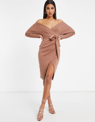 ASOS DESIGN – Braunes Midi-Wickelkleid mit Carmen-Ausschnitt,  Fledermausärmeln und Bindegürtel | ASOS
