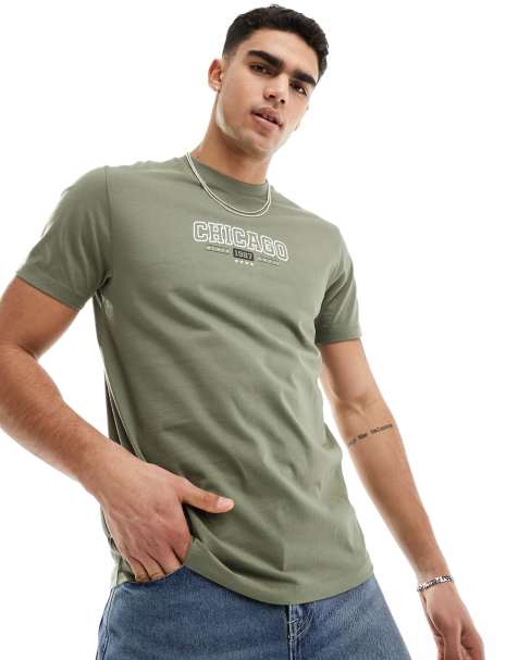 ASOS DESIGN – Braunes T-Shirt mit „Chicago“-Print auf der Brust - view 1