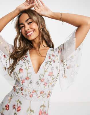 ASOS DESIGN – Brautjungfern-Maxikleid in sanftem Blau mit Flatterärmeln,  Blumenstickerei und Verzierungen | ASOS