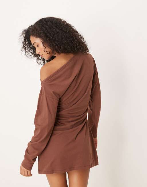 ASOS DESIGN – Brązowa asymetryczna sukienka mini zbierana w talii, 4 z 4