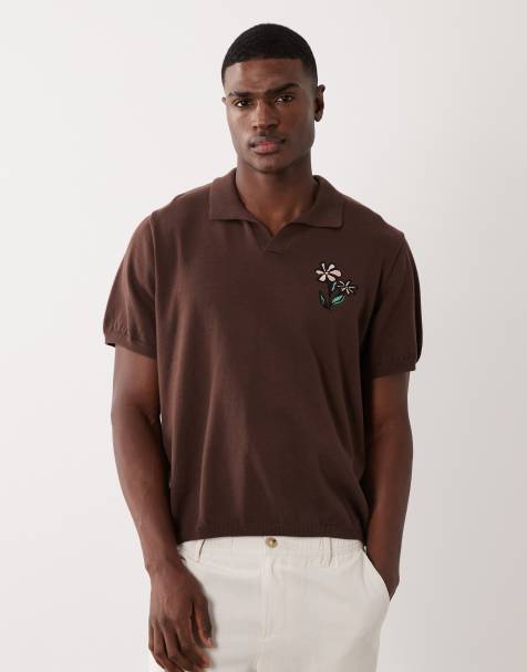 ASOS DESIGN – Brązowa dzianinowa koszulka polo oversize z krótkimi rękawami, wycięciem przy dekolcie i haftowanym kwiatem - view 1