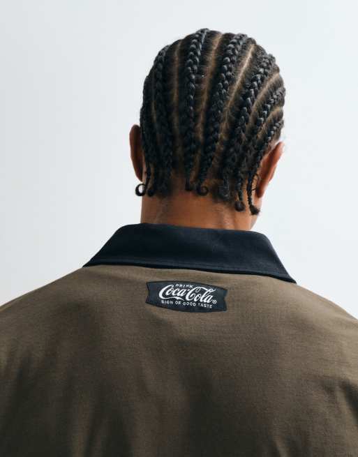 ASOS DESIGN – Brązowa koszulka polo oversize z paskami i nadrukiem Coca Cola, 3 z 5