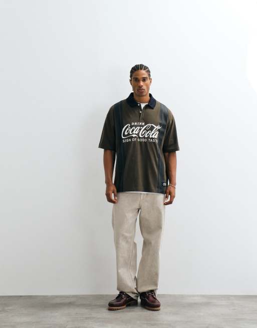 ASOS DESIGN – Brązowa koszulka polo oversize z paskami i nadrukiem Coca Cola, 4 z 5