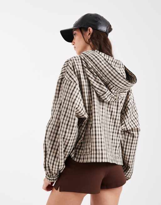 ASOS DESIGN – Brązowa kurtka bomberka w kratę z bufiastym dołem i kapturem, 4 z 4