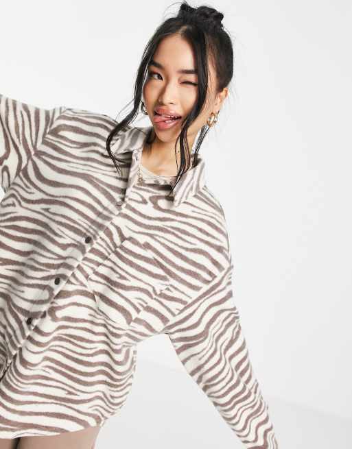 ASOS DESIGN – Brązowa kurtka koszulowa oversize we wzór zebry, 3 z 4