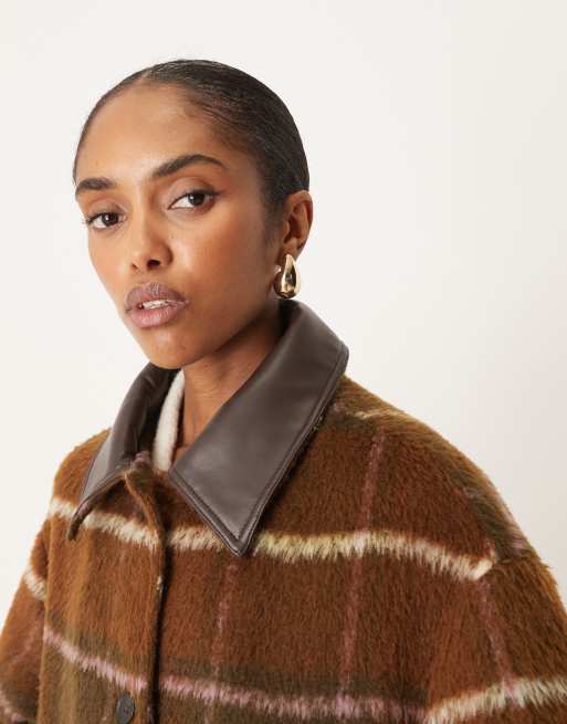 ASOS DESIGN – Brązowa kurtka oversize w kratkę z kołnierzem z imitacji skóry, 3 z 4