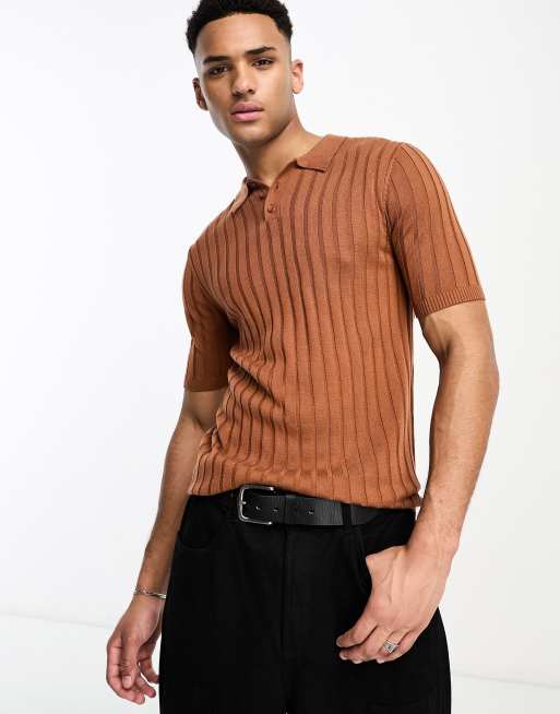 ASOS DESIGN – Brązowa lekka koszulka polo o kroju podkreślającym sylwetkę z prążkowanej dzianiny