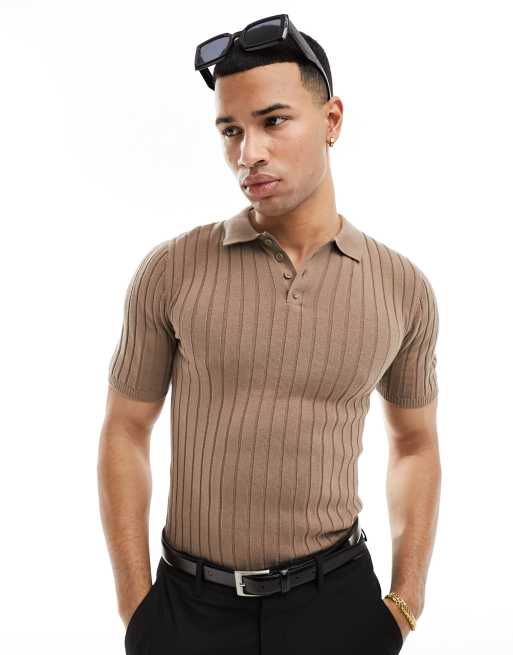 ASOS DESIGN – Brązowa lekka koszulka polo o kroju podkreślającym sylwetkę z prążkowanej dzianiny