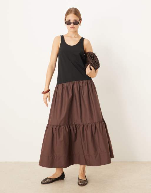 ASOS DESIGN – Brązowa luźna sukienka maxi z różnych materiałów z dekoltem w kształcie litery U