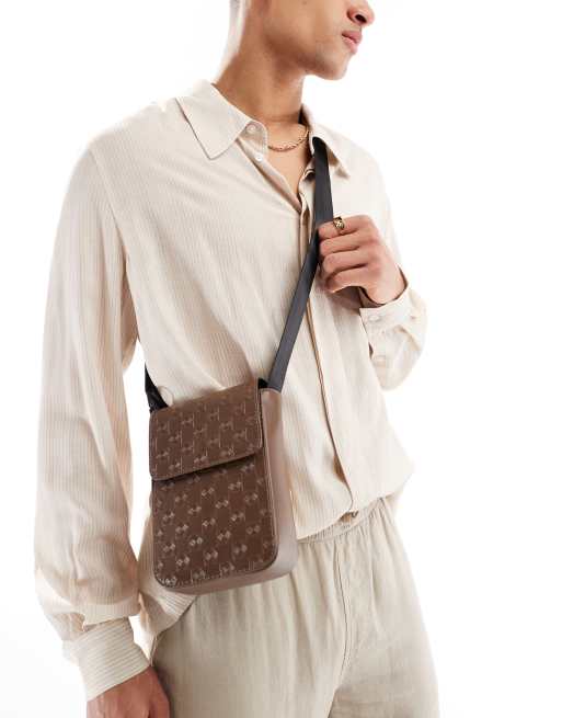 ASOS DESIGN – Brązowa mała torebka crossbody z monogramowym wzorem
