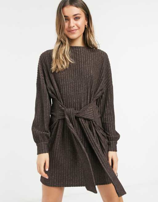 ASOS DESIGN – Brązowa prążkowana sukienka mini ze szczotkowanego materiału z wiązaniem w talii