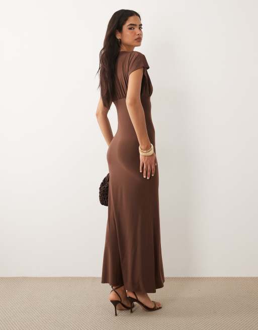 ASOS DESIGN – Brązowa przylegająca sukienka maxi z głębokim dekoltem, 2 z 4