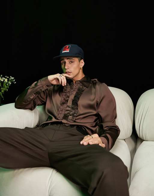 ASOS DESIGN – Brązowa satynowa koszula z falbanką z przodu w stylu lat 70.