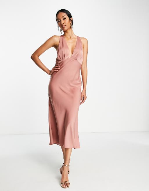 ASOS DESIGN – Brązowa satynowa sukienka midi ze skosu z głębokim dekoltem i tyłem o fasonie bokserki