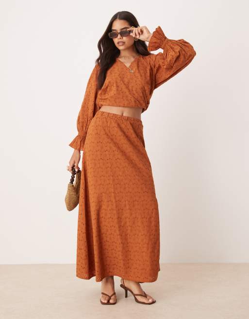 ASOS DESIGN – Brązowa spódnica maxi premium z obniżoną talią z haftem angielskim, część zestawu