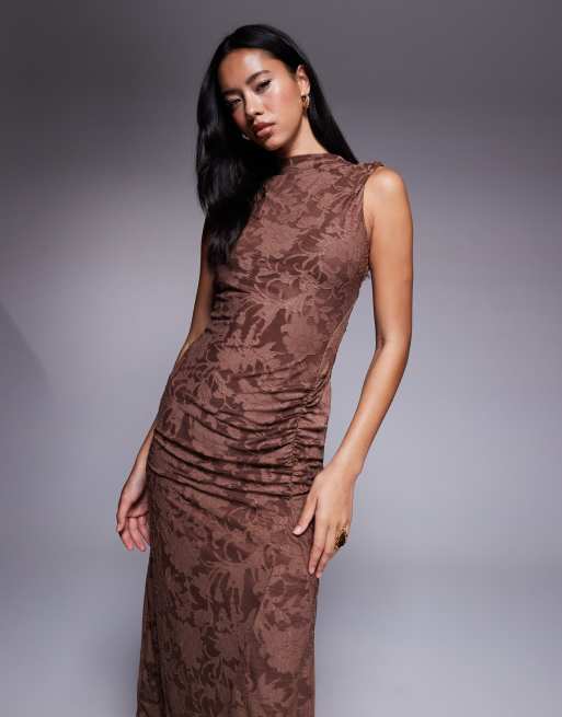 ASOS DESIGN – Brązowa sukienka maxi bez rękawów z odkrytymi plecami i wzorem devoré, 3 z 4