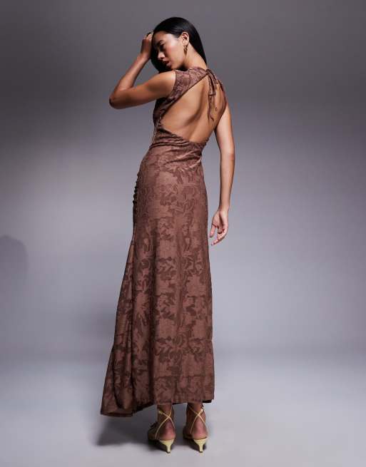 ASOS DESIGN – Brązowa sukienka maxi bez rękawów z odkrytymi plecami i wzorem devoré, 4 z 4