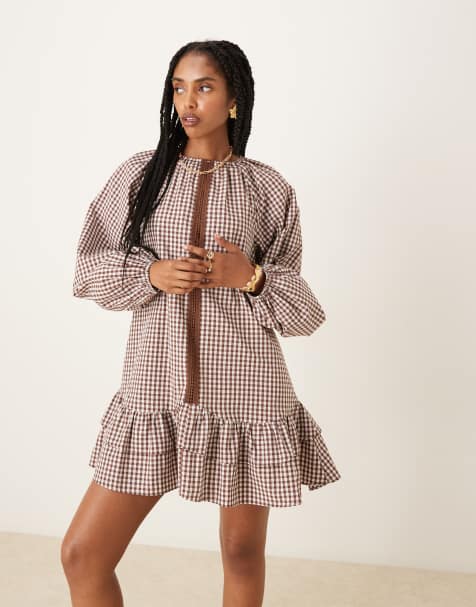 ASOS DESIGN – Brązowa sukienka mini w kratkę z obniżoną talią, falbanką i koronkowym wykończeniem - view 1