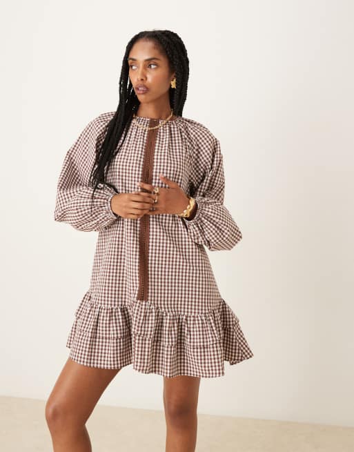 ASOS DESIGN – Brązowa sukienka mini w kratkę z obniżoną talią, falbanką i koronkowym wykończeniem