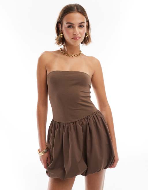 ASOS DESIGN — Brązowa sukienka mini z dekoltem bandeau i dołem typu bombka