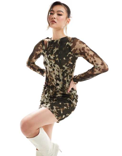 ASOS DESIGN – Brązowa sukienka mini z długimi rękawami i prostym dekoltem we wzór w krowie łaty