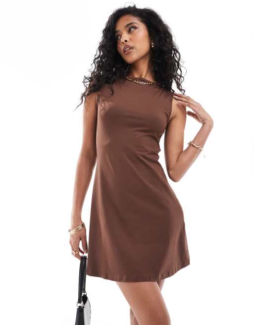 ASOS DESIGN – Brązowa sukienka mini z prostym dekoltem