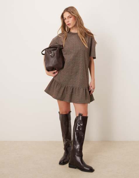 ASOS DESIGN – Brązowa sukienka mini z wycięciem w łódkę na plecach i zwiewnym dołem we wzór w kratkę z zapięciem na klamry - view 1