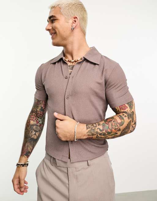 ASOS DESIGN – Brązowa teksturowana koszula polo o kroju podkreślającym sylwetkę z kołnierzem w stylu retro