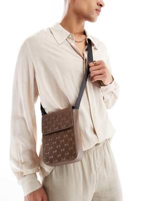 ASOS DESIGN – Brązowa torba crossbody z imitacji skóry z monogramem - view 1