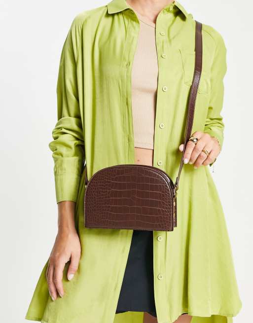 ASOS DESIGN – Brązowa torebka crossbody w kształcie półksiężyca z motywem skóry krokodyla