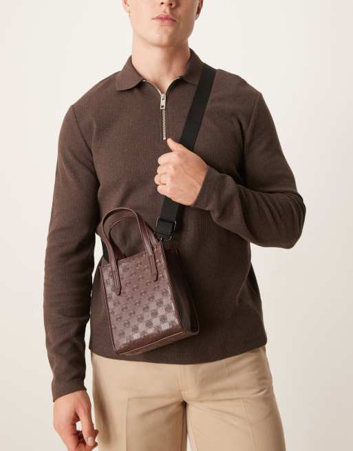 ASOS DESIGN – Brązowa torebka crossbody we wzór z monogramem