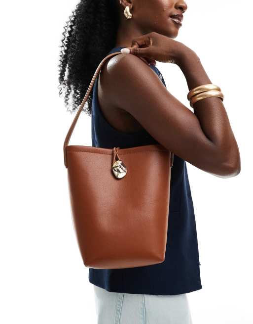 ASOS DESIGN – Brązowa torebka typu bucket z zapięciem na metalowy guzik z efektem stopienia