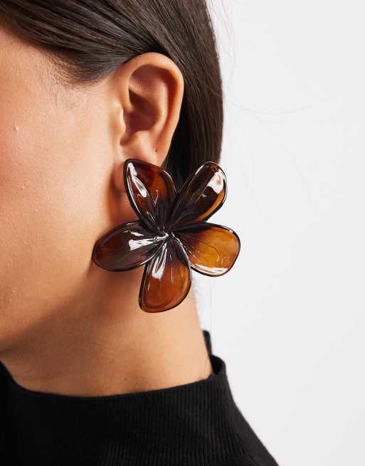 ASOS DESIGN – Brązowe akrylowe kolczyki wkrętki w kształcie dużych kwiatów
