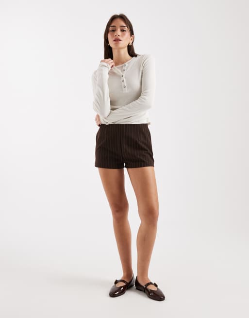 ASOS DESIGN – Brązowe bardzo krótkie eleganckie szorty w paski, 3 z 5