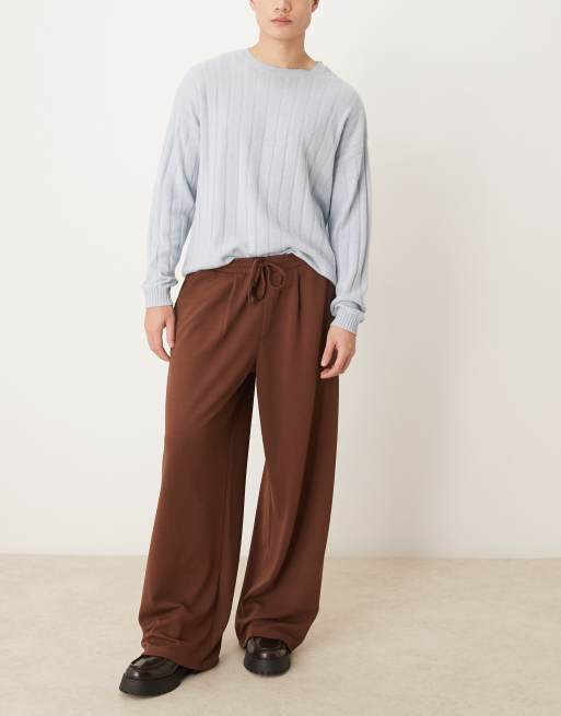 ASOS DESIGN – Brązowe dopasowane spodnie o bardzo obszernym kroju z zakładkami z przodu z miękkiego materiału