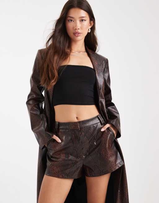 ASOS DESIGN – Brązowe eleganckie krótkie szorty z imitacji skóry we wzór skóry węża, część zestawu