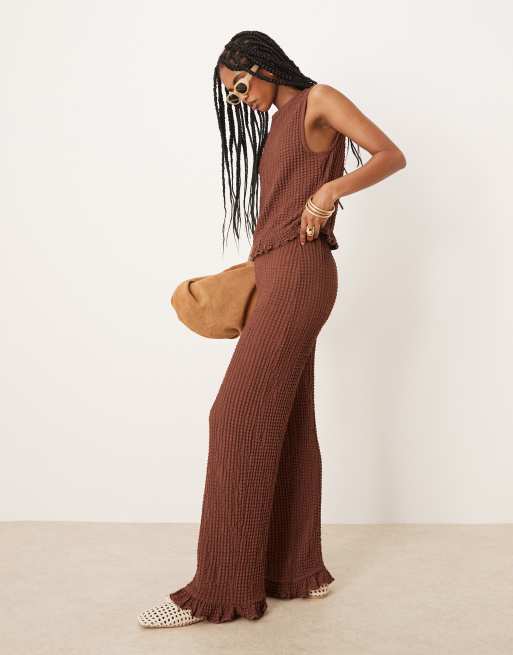 ASOS DESIGN – Brązowe fakturowane spodnie z szerokimi nogawkami i falbanką przy brzegu, część zestawu